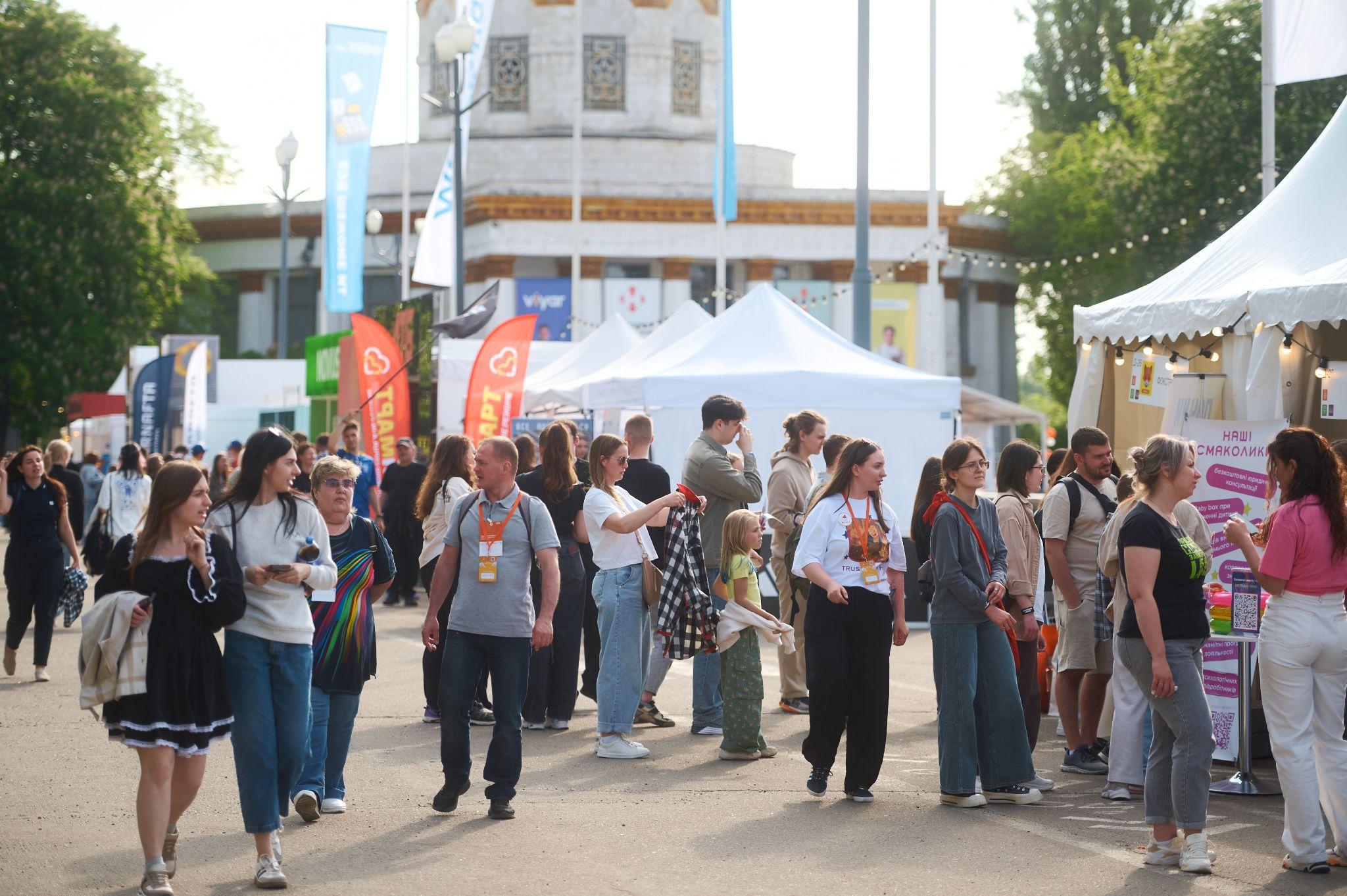 Натовп відвідувачів на Фестивалі кар'єри
